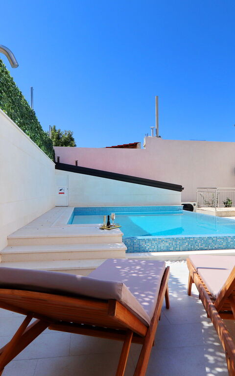 Villa Emerald: Buitenkanten, zwembad