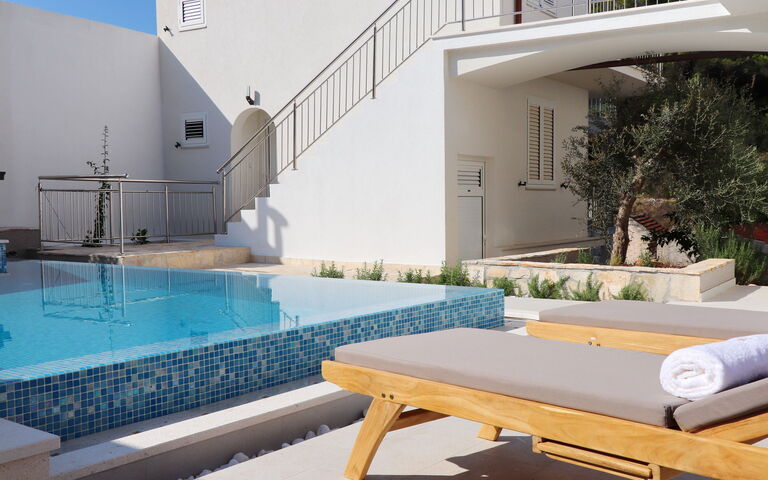 Villa Emerald: Buitenkanten, zwembad