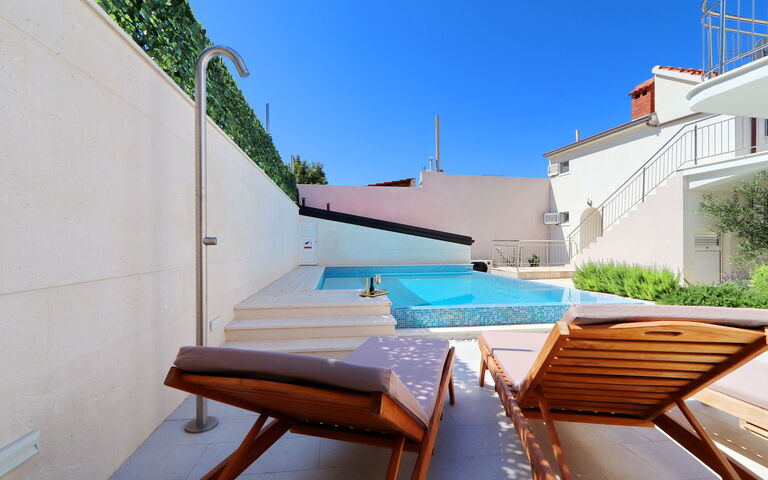 Villa Emerald: Buitenkanten, zwembad