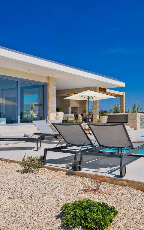 Villa Kelena: Balkon / terras / patio, Buitenkanten, Buitenshuis, Hoofdingang, zwembad