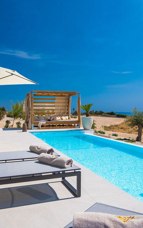 Villa Kelena: Balkon / terras / patio, Buitenshuis, Keer bekeken, zwembad