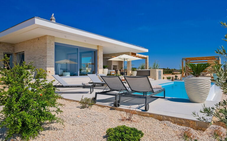 Villa Kelena: Balkon / terras / patio, Buitenkanten, Buitenshuis, Hoofdingang, zwembad