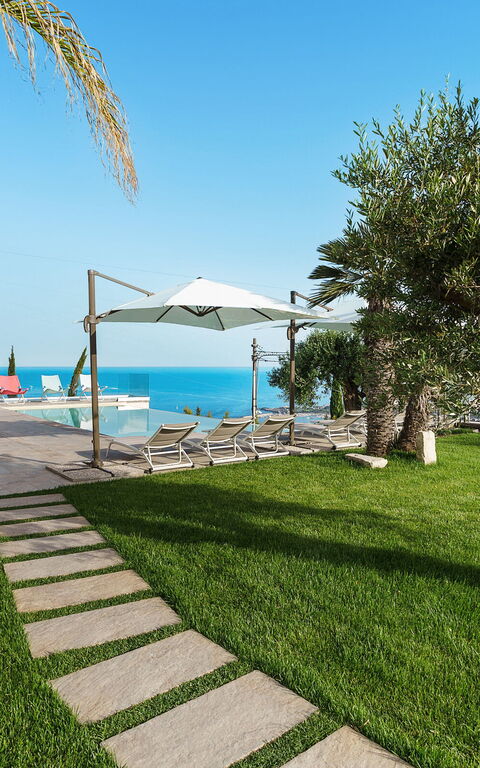 Grand Tour Villa: Buitenkanten, Buitenshuis, Keer bekeken, Tuin, zwembad