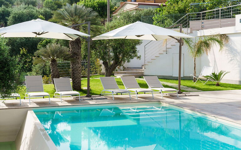 Grand Tour Villa: Buitenkanten, Buitenshuis, Tuin, zwembad