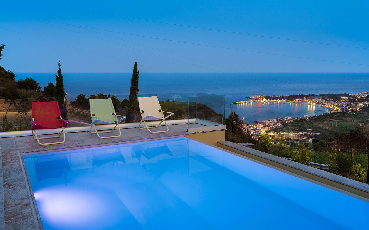 Grand Tour Villa: Buitenkanten, Buitenshuis, Keer bekeken, zwembad