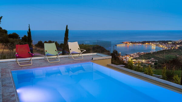 Grand Tour Villa: Buitenkanten, Buitenshuis, Keer bekeken, zwembad