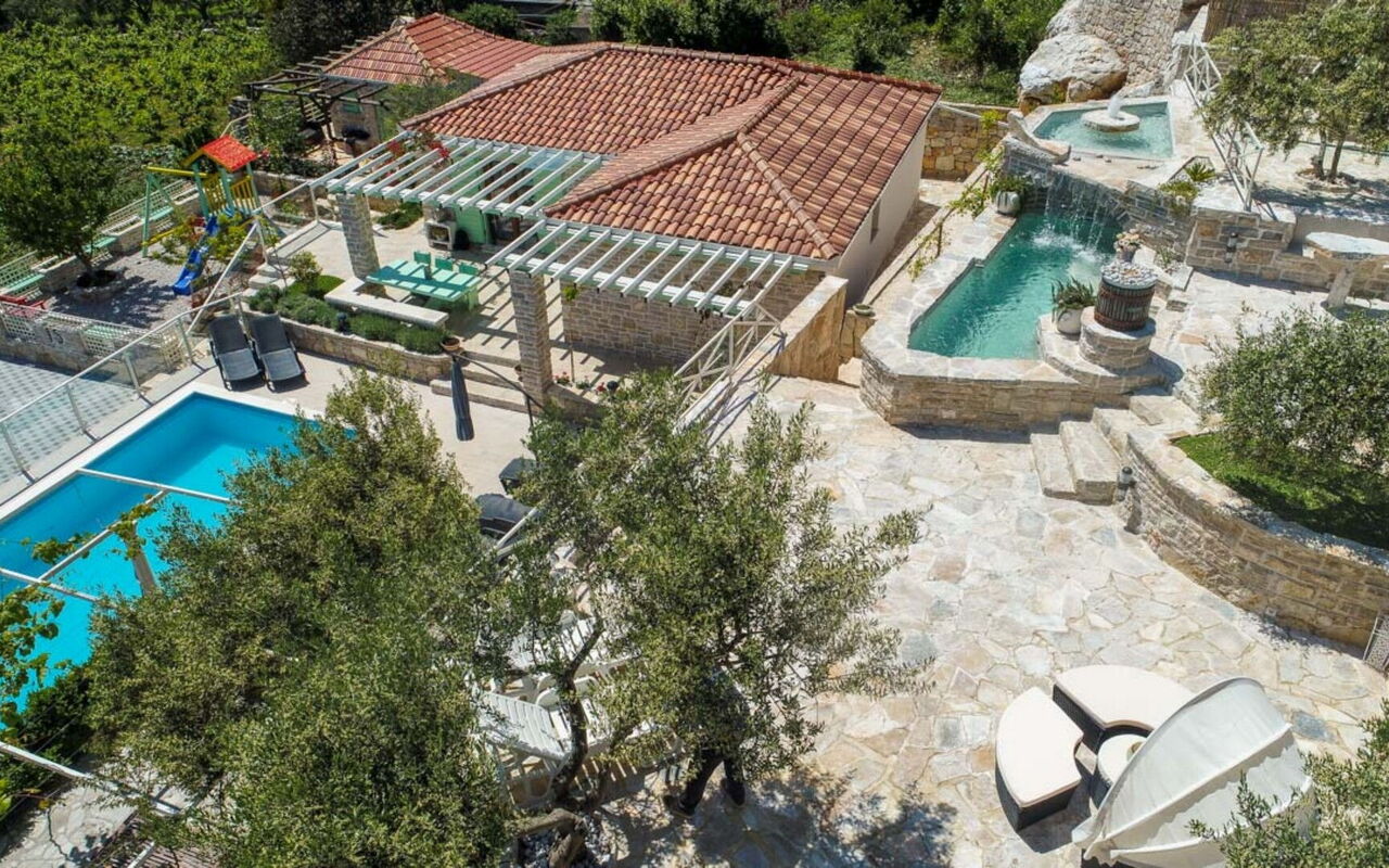 Villa Azurit: Buitenkanten, zwembad