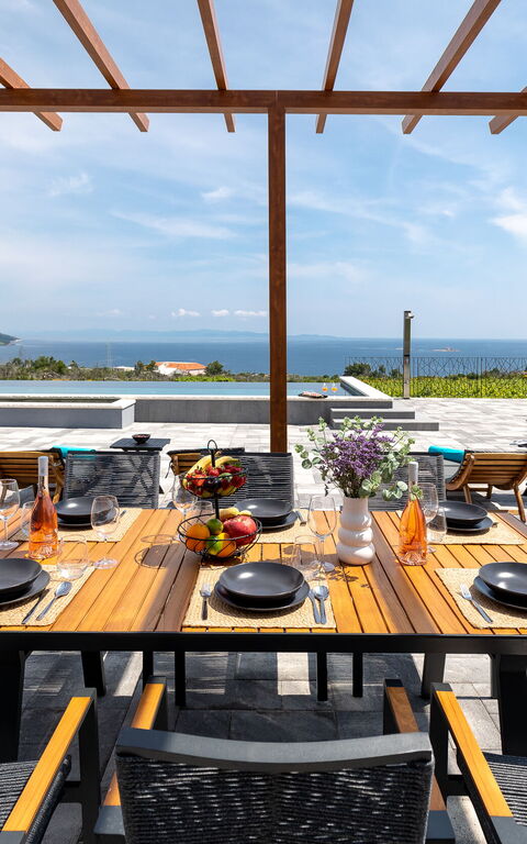 Villa Spectrum: Balkon / terras / patio, Buitenshuis, Keer bekeken, zwembad