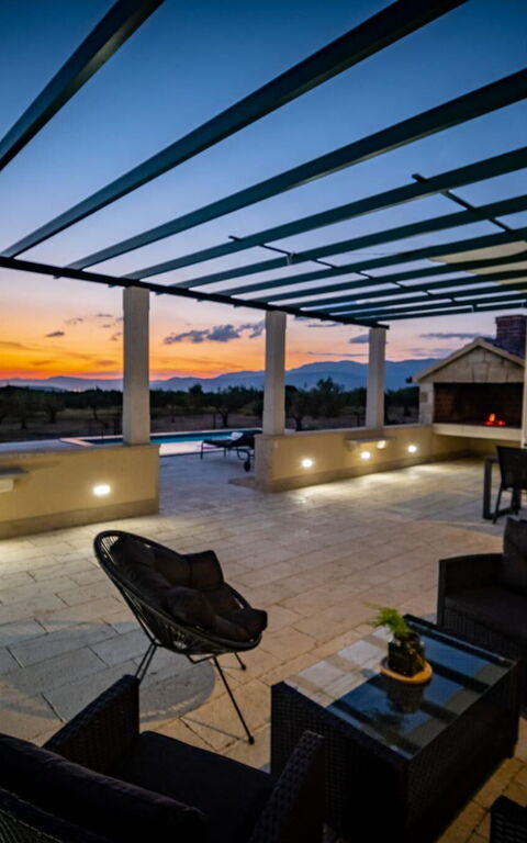 Villa Diana: Balkon / terras / patio, Buitenshuis, Keer bekeken, Keuken