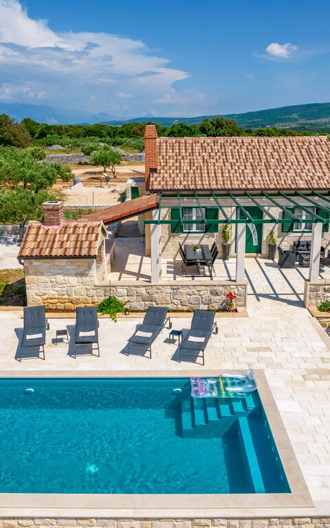 Villa Diana: Balkon / terras / patio, zwembad