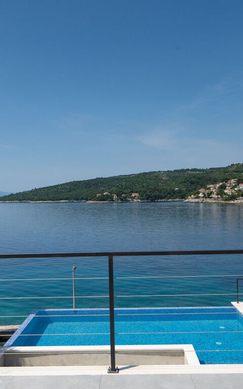 Villa Cosmic: Balkon / terras / patio, Keer bekeken, zwembad