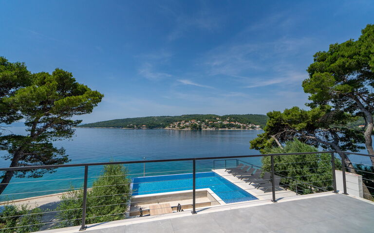 Villa Cosmic: Balkon / terras / patio, Keer bekeken, zwembad