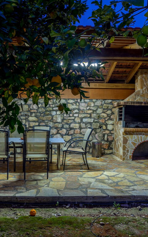 Villa Giorgos: Buitenkanten, Buitenshuis