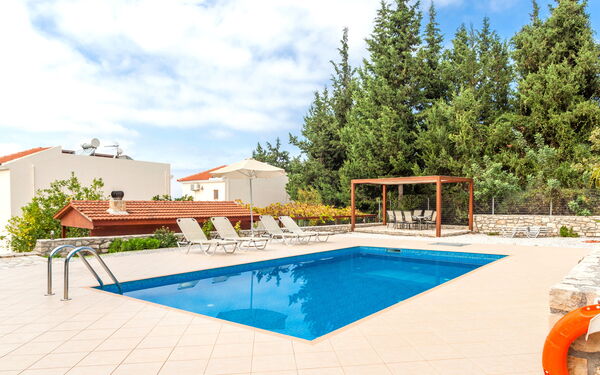 Villa Giorgos: Buitenkanten, Buitenshuis, zwembad