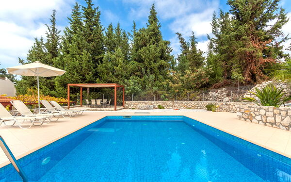 Villa Giorgos: Buitenkanten, Buitenshuis, zwembad