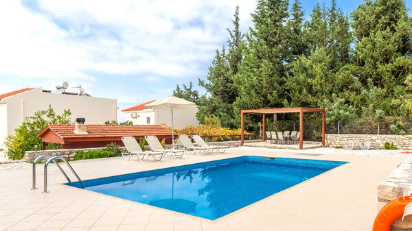 Villa Giorgos: Buitenkanten, Buitenshuis, zwembad