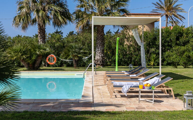 Villa Casale: Buitenkanten, Buitenshuis, Tuin, zwembad