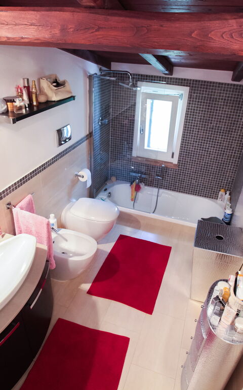 Villa Antici: Badkamer