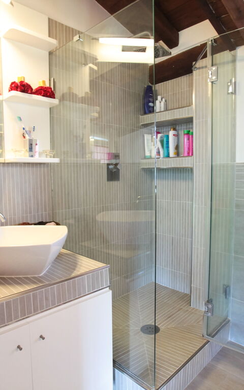 Villa Antici: Badkamer