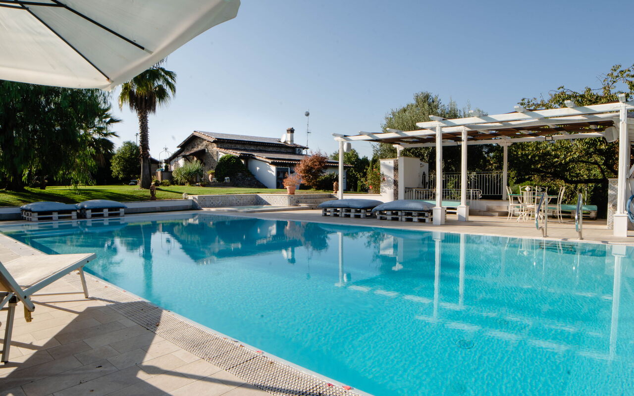 Villa Antici: Buitenkanten, Buitenshuis, zwembad