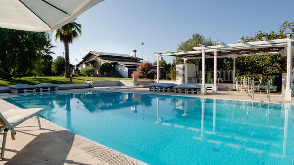 Villa Antici: Buitenkanten, Buitenshuis, zwembad