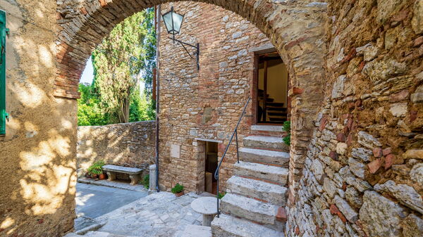 Torre di Serre: Buitenkanten, Buitenshuis