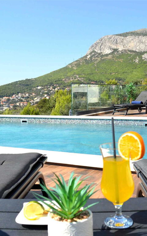 Villa Nikta: Balkon / terras / patio, Buitenshuis, stad, zwembad