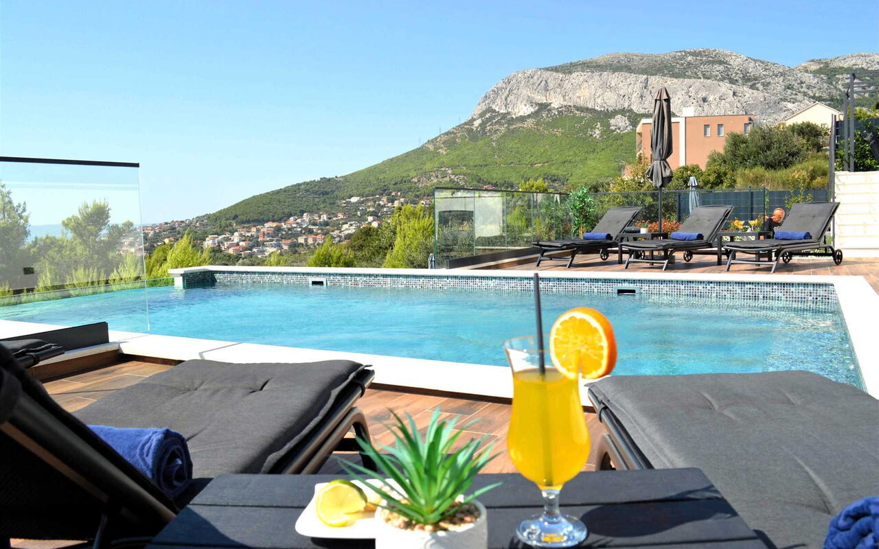 Villa Nikta: Balkon / terras / patio, Buitenshuis, stad, zwembad