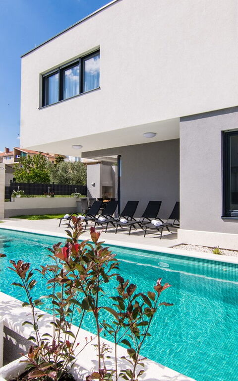 Villa Orvas 190: Buitenkanten, Buitenshuis, Tuin, zwembad