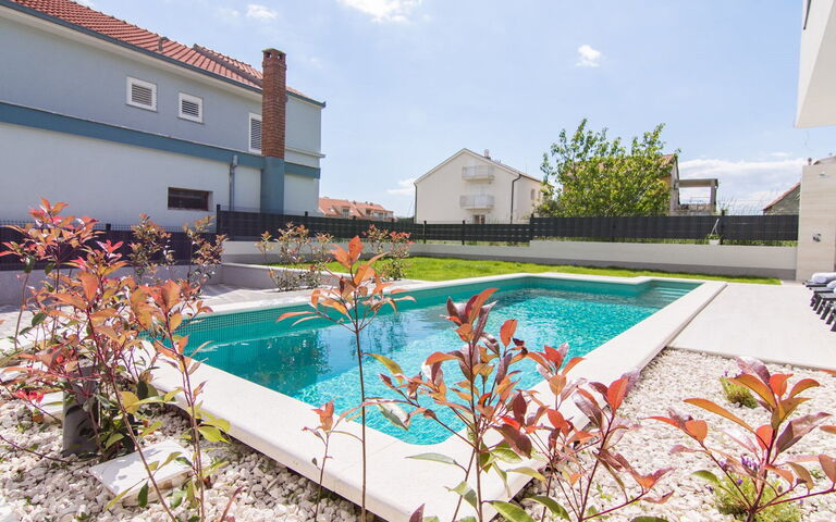 Villa Orvas 190: Balkon / terras / patio, zwembad