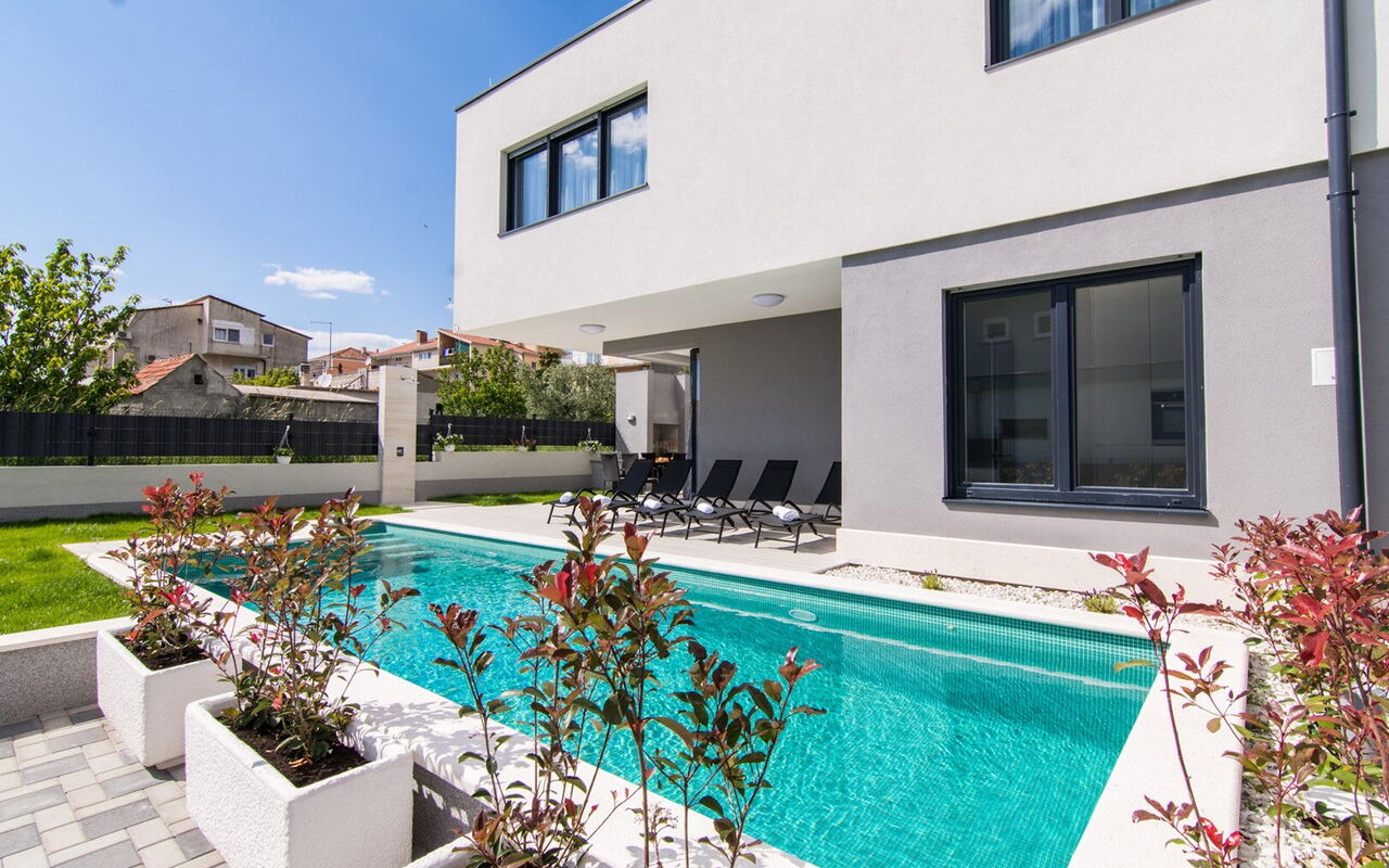 Villa Orvas 190: Buitenkanten, Buitenshuis, Tuin, zwembad