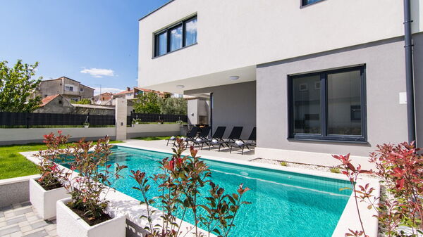 Villa Orvas 190: Buitenkanten, Buitenshuis, Tuin, zwembad