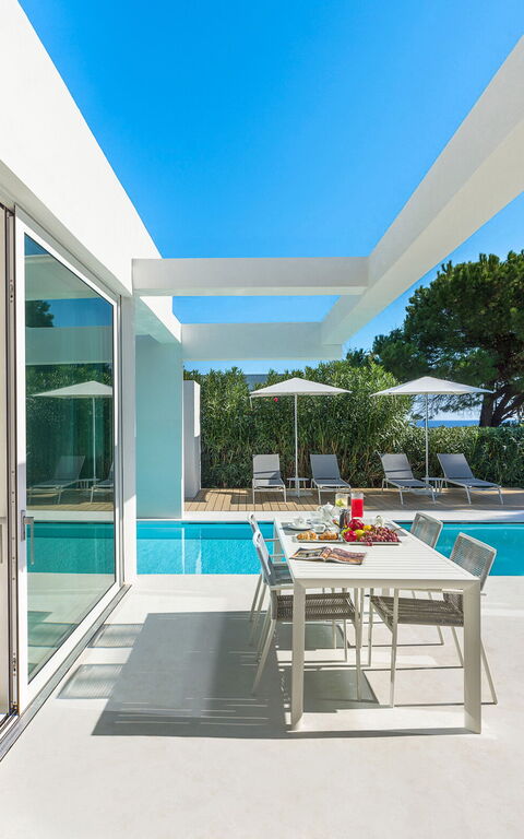 Villa Gadir: Balkon / terras / patio, Buitenkanten, Buitenshuis, Eten, zwembad