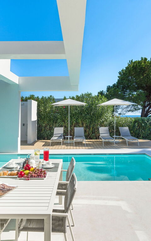 Villa Gadir: Balkon / terras / patio, Buitenkanten, Buitenshuis, Eten, zwembad