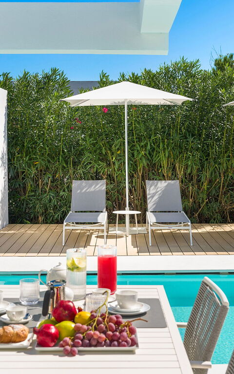 Villa Gadir: Balkon / terras / patio, Buitenkanten, Buitenshuis, Eten, zwembad