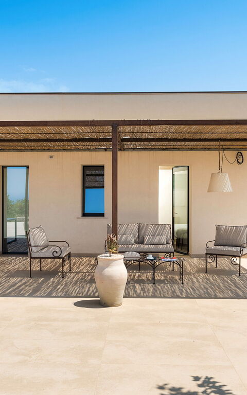 Gelso Bianco: Buitenkanten, Buitenshuis