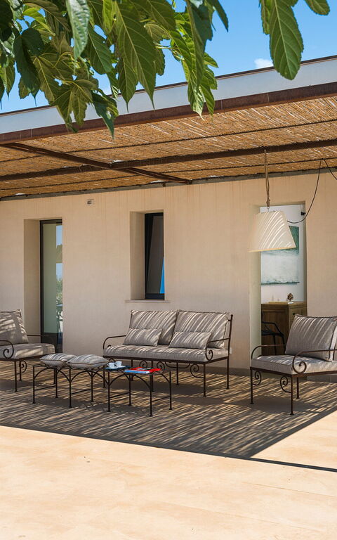 Gelso Bianco: Buitenkanten, Buitenshuis