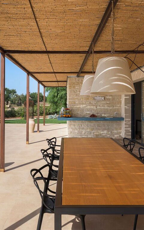 Gelso Bianco: Buitenkanten, Buitenshuis