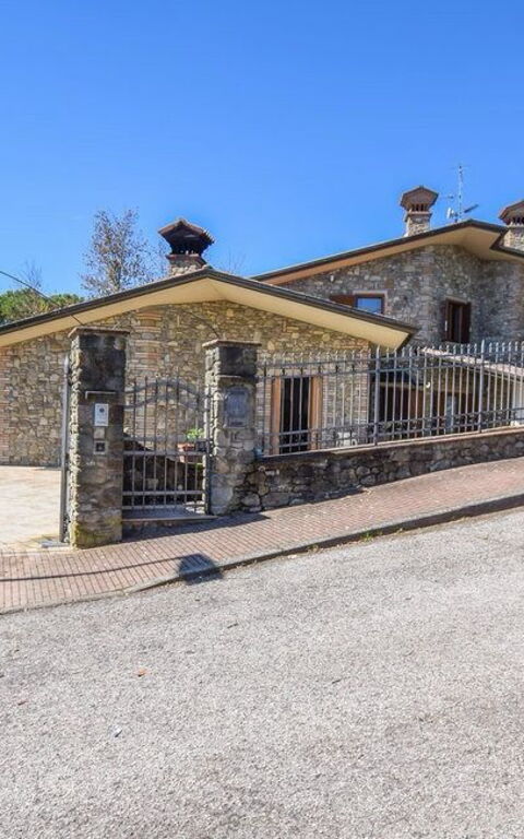 Villa Paradiso: Buitenkanten, Buitenshuis, Hoofdingang