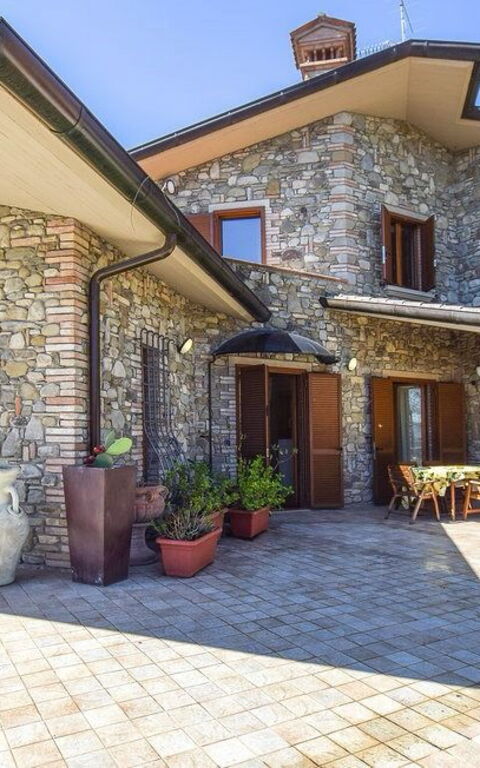 Villa Paradiso: Buitenkanten, Buitenshuis