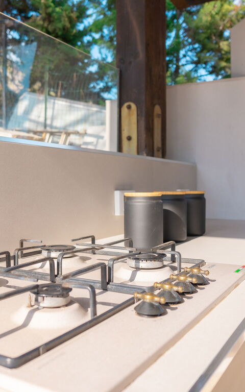 Villa Petra: Buitenkanten, Buitenshuis