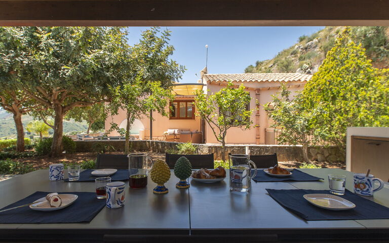 Villa Petra: Buitenshuis