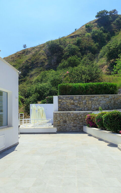 Villa Elysium: Buitenkanten, Buitenshuis