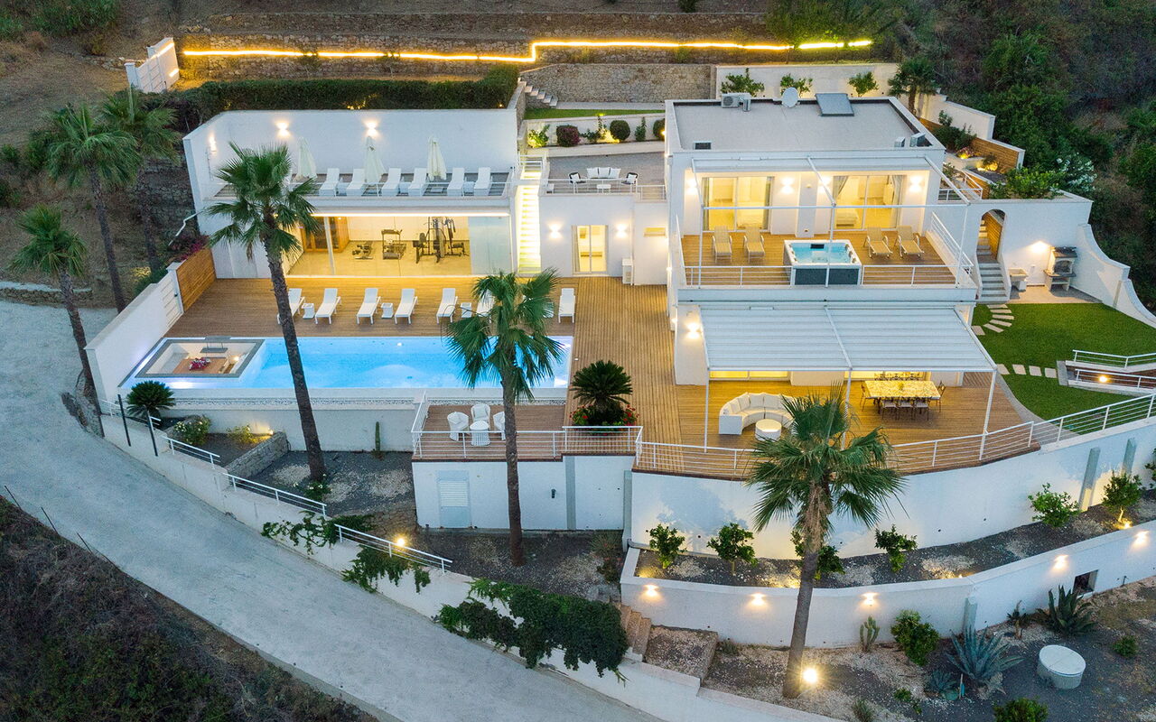 Villa Elysium: Buitenkanten, Buitenshuis, zwembad