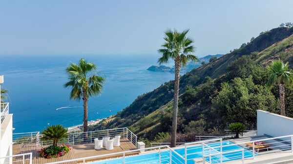 Villa Elysium: Buitenkanten, Buitenshuis, Keer bekeken, zwembad