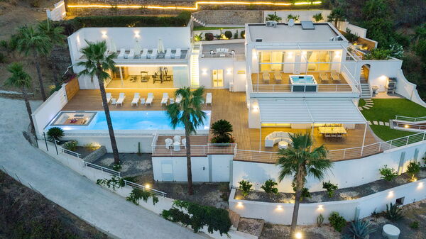 Villa Elysium: Buitenkanten, Buitenshuis, zwembad