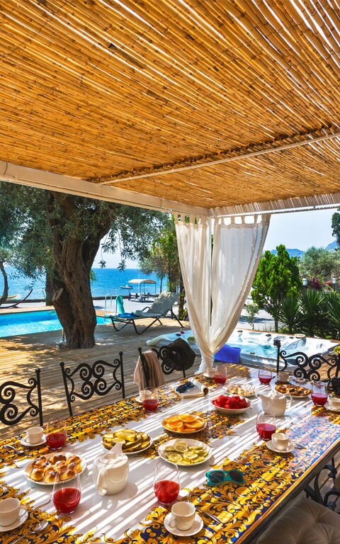 Villa Bellasia: Buitenkanten, Buitenshuis