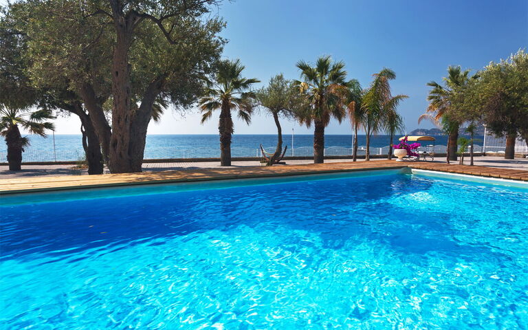 Villa Bellasia: Buitenkanten, Buitenshuis, Keer bekeken, zwembad