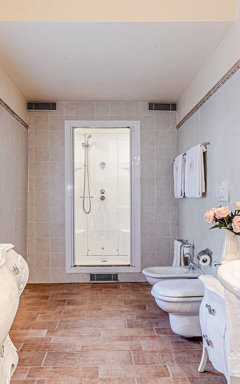 Chateau La Siroque: Badkamer