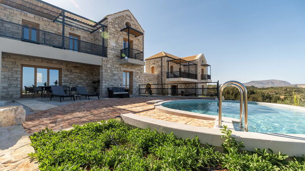 Villa Seiri: Buitenkanten, Buitenshuis, zwembad